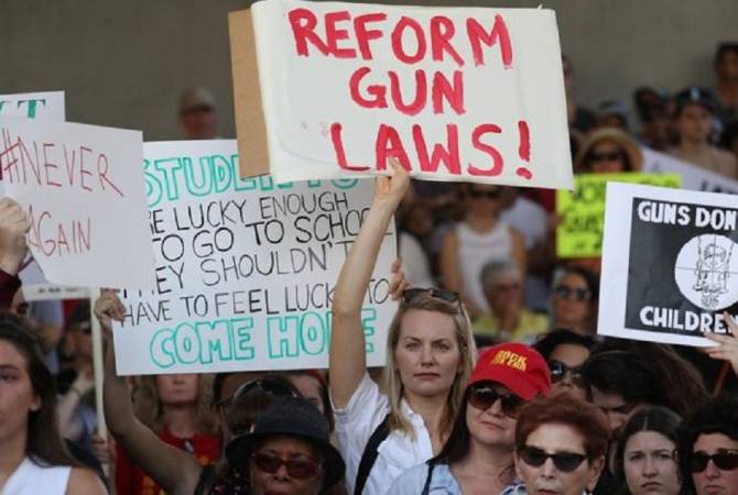 В США школьники организуют марши в поддержку ужесточения контроля над оборотом 
оружия