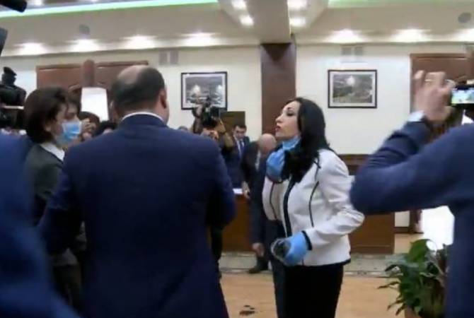 По поводу инцидента во время заседания Совета старейшин Еревана возбуждено 
уголовное дело