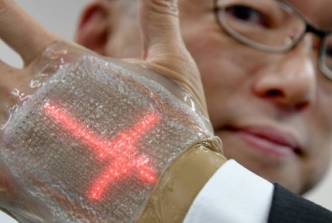СМИ: в Японии изобрели эластичный дисплей, который можно приклеить на тело