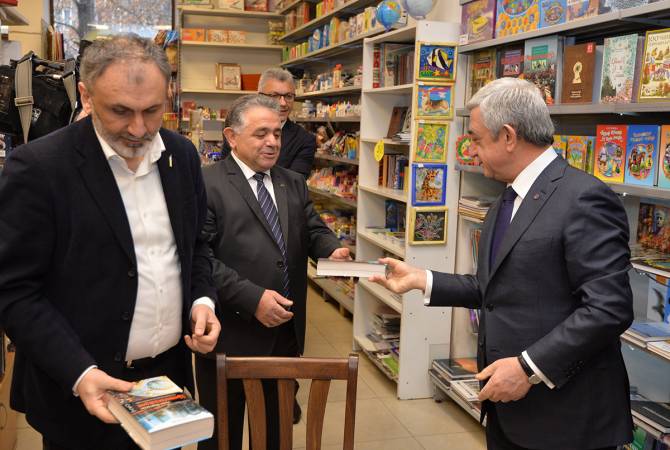 Президент Армении Серж Саргсян посетил по случаю Дня дарения книг книжный магазин «Букинист» 