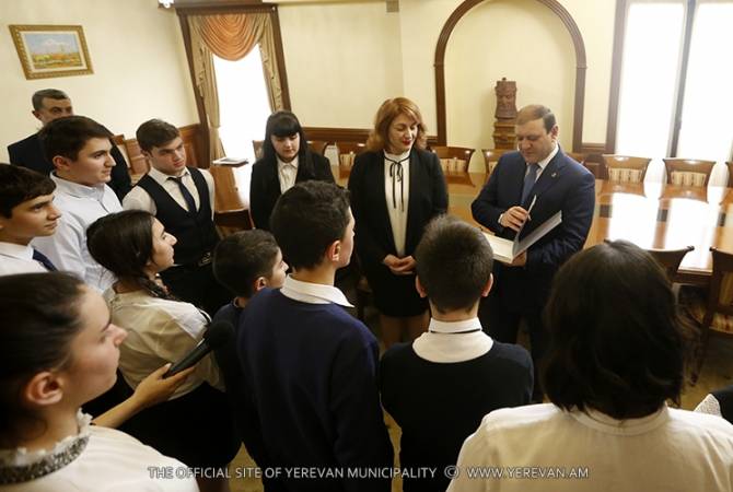 Столичные школьники подарили книги мэру Еревана Тарону Маргаряну
