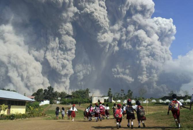 Извержение вулкана в Индонезии: видео с места событий