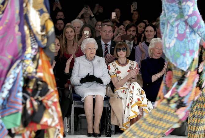Королева Елизавета II удивила всех, посетив модный показ в Лондоне
