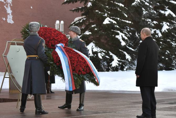 Путин возложил венок к Могиле Неизвестного Солдата, почтив память защитников 
Родины