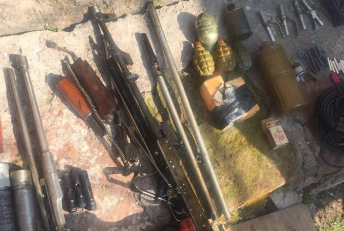  Արուճ գյուղի տներից մեկի թաքստոց սենյակից հայտնաբերվել և առգրավվել են 
բազմաթիվ զենքեր