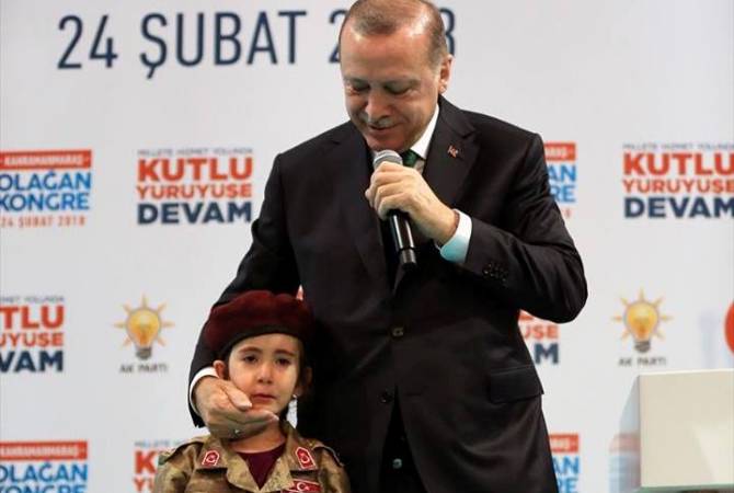 إردوغان يبدي استعداده في التضحية بطفلة تركية ولفّها بالعلم التركي خلال إحدى كلماته أمام مناصريه 