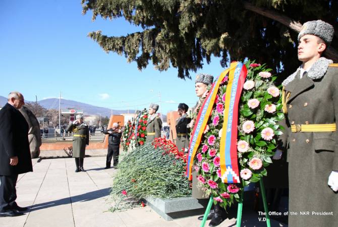 Президент Республики Арцаха Бако Саакян возложил цветы к памятнику невинных жертв сумгаитской резни
