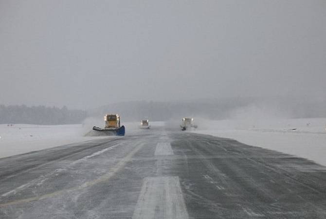 Heavy snowfalls prompt shutdowns and suspensions in European airports 