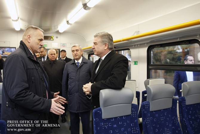 رئيس الوزراء كارن كارابيتيان يصل مدينة كيومري بزيارة عمل مستفيداً من قطار يريفان- كيومري الكهربائي 
الجديد