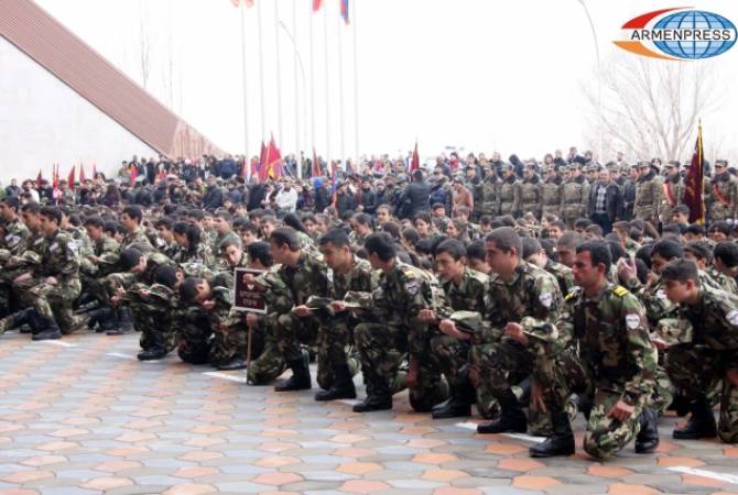 6000 من أعضاء الفصيل الشاب لاتحاد متطوعي أرمينيا «يركراباه» يؤدون القسم الوطني بمقبرة الشهداء 
قرب تستيستيرناكابيرد، يريفان