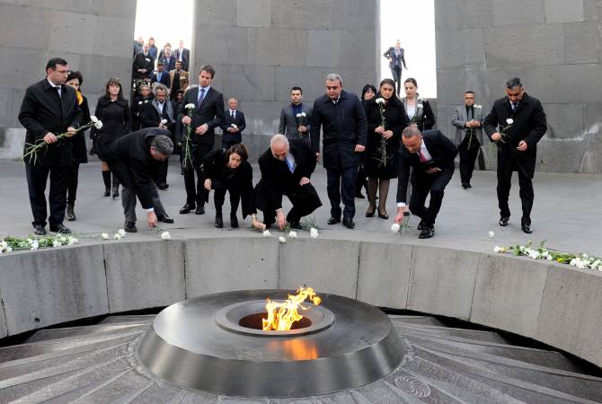 أعضاء الوفد الفرنسي برئاسة عمدة ليون يزورون النصب التذكاري تسيتسرناكابيرد ويكرّمون 
ذكرى ضحايا الإبادة الأرمنية -صور-
