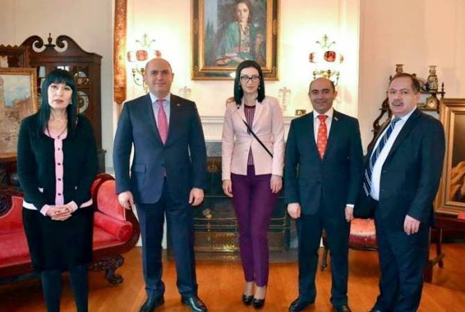 وفد مجموعة الصداقة البرلمانية بين أرمينيا والولايات المتحدة يبدأ زيارته إلى أميريكا