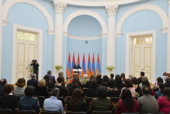 Президент Армении наградил ряд журналисток за честную и продуктивную работу
