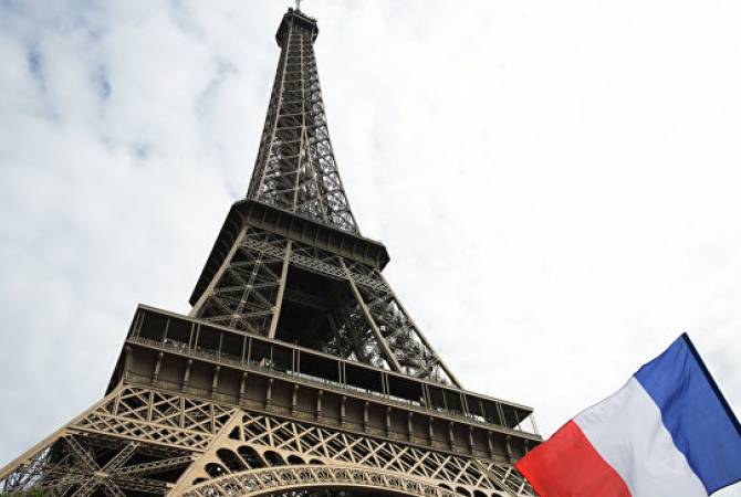 В Париже подсветку Эйфелевой башни изменили в поддержку прав женщин