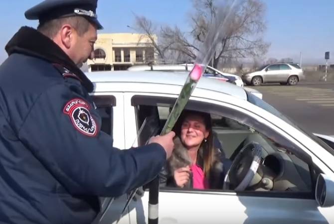 Մարտի 8-ի առթիվ ոստիկանության ծառայողները կանանց ծաղիկներ են  նվիրել