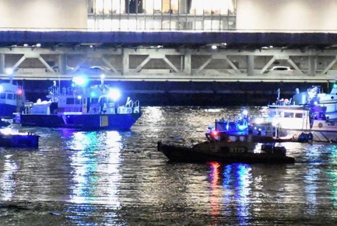 2 dead as helicopter crashes in NYC's East River