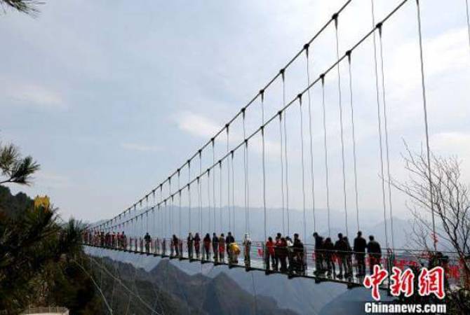 СМИ: в Китае открыли самый высокий в стране стеклянный мост