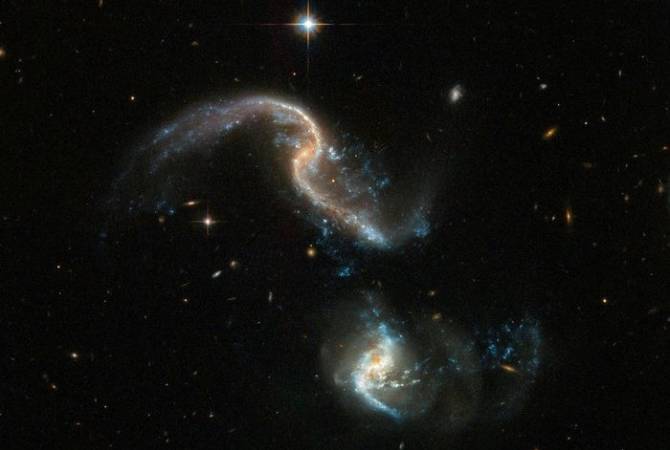 Телескоп "Хаббл" сфотографировал сталкивающиеся галактики