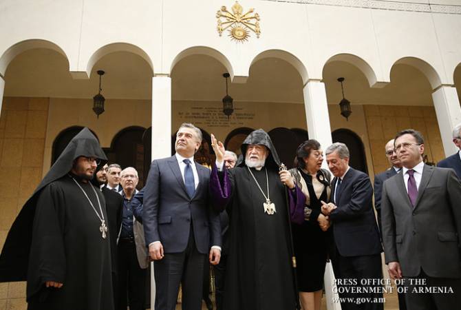 رئيس الوزراء كارِن كارابيتيان يلتقي قداسة كاثوليكوس بيت كيليكيا الكبير آرام الأول ببيروت في إطار زيارته 
الرسمية إلى لبنان