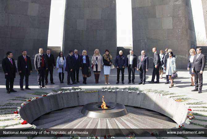 Члены Постоянной комиссии МПА СНГ по аграрной политике, природным ресурсам и 
экологии посетили мемориал Геноцида армян
