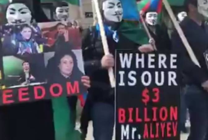 Азербайджанские активисты провели в США акцию протеста против режима И. Алиева, требуя его отставки