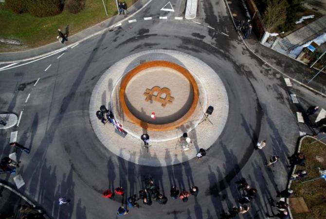 
Биткоину установили первый в мире памятник
