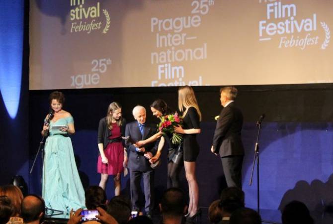 Шарль Азнавур получил награду «Кристиан» чешского кинофестиваля
