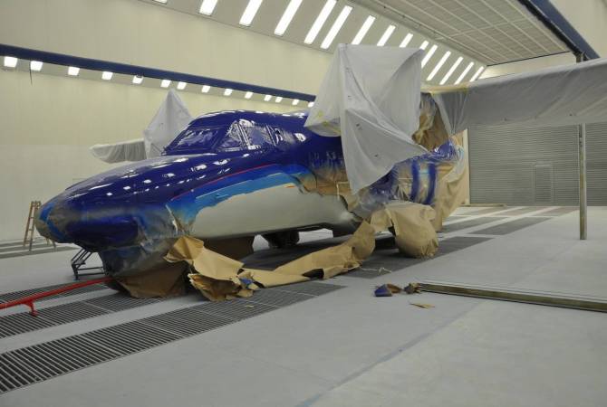 Работы по покраске  предназначенного для полетов в аэропорту города Капана самолета 
уже подходят к концу
