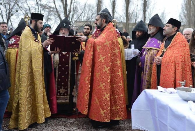 Catholicos Garegin II blesses groundbreaking ceremony of new Armenian church in Kiev