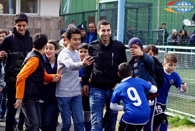 هنريك مخيتاريان يحضر مباراة ضمن بطولة كرة القدم الأرمينية بين بيونيك و ألاشكيرت في يريفان -صور-