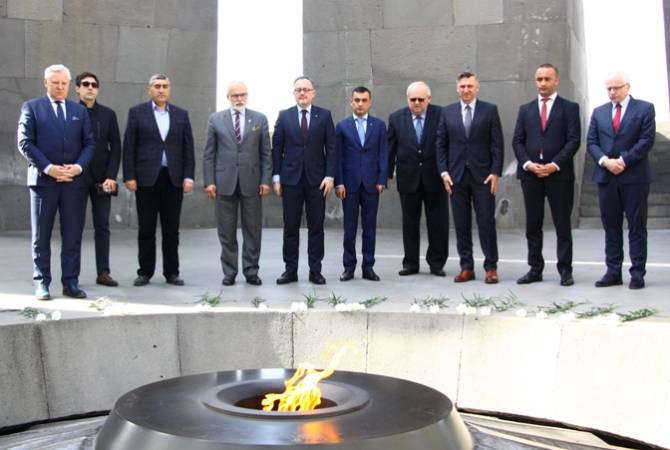 Լեհաստանի խորհրդարանական պատվիրակությունը հարգանքի տուրք մատուցեց Հայոց 
ցեղասպանության զոհերի հիշատակին