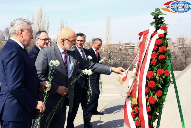 Լեհաստանի Սենատի պատվիրակությունը հարգանքի տուրք է մատուցել 
Ծիծեռնակաբերդի հուշահամալիրում