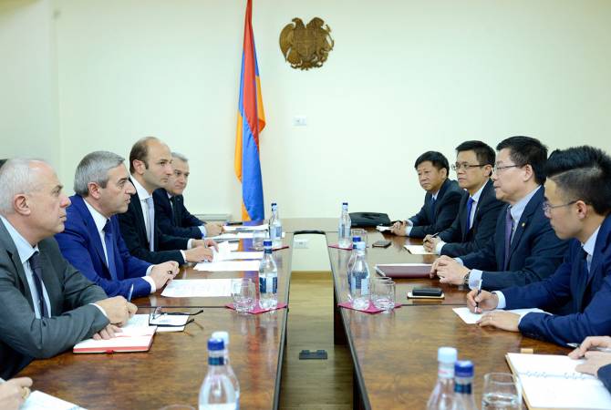 Armenian minister discusses process of North-South road construction project with Chinese 
company