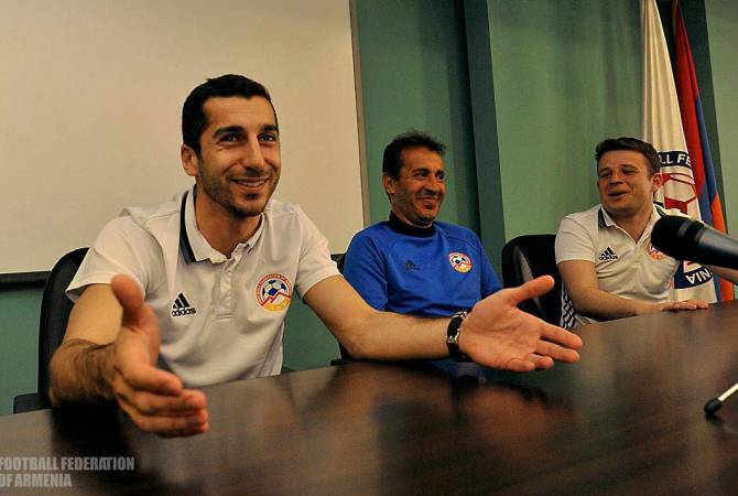 Henrikh Mkhitaryan meets with members of U16 and U19 football teams in Yerevan