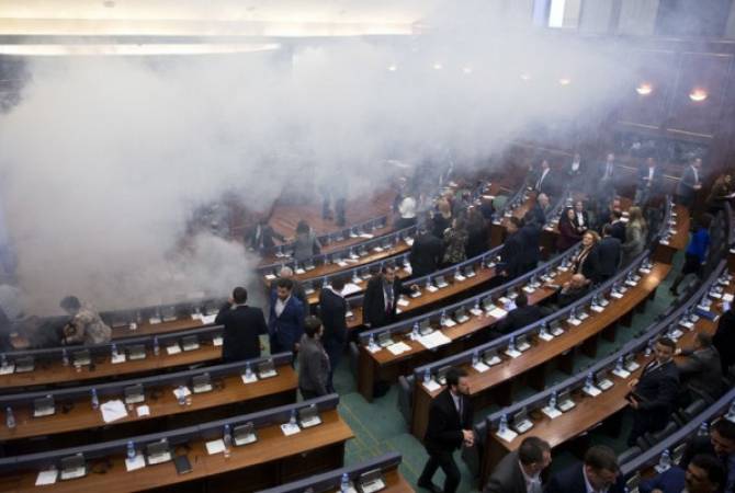 В парламенте Косово распылили слезоточивый газ