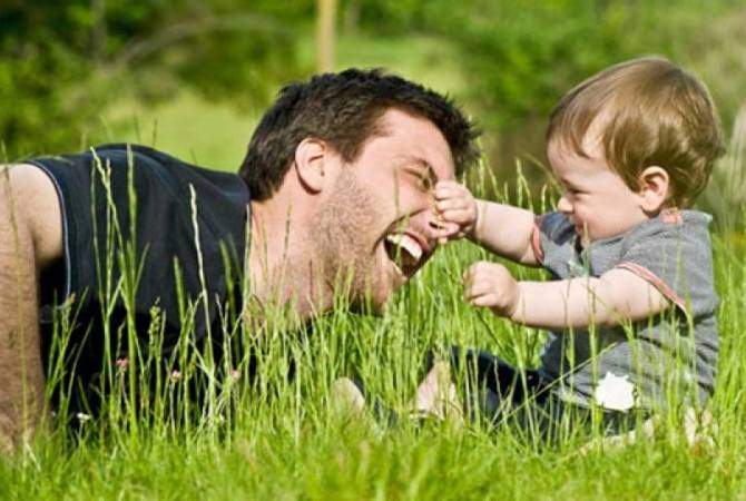 Ինչպես են մանկիկները զվարճանում հայրերի հետ
