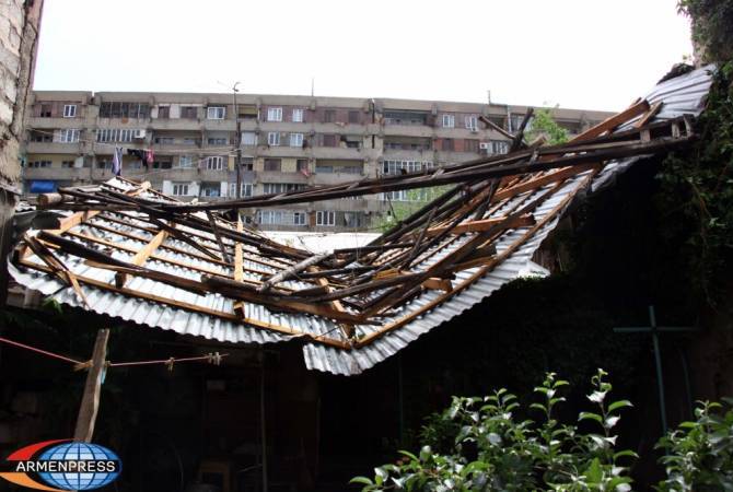 Шквал ветра повредил крыши – МЧС призывает к  бдительности