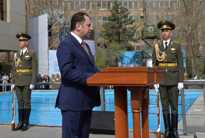 تطوير صناعة الدفاع هو أحد التوجهات الأولوية للتقدم في الاقتصاد الأرميني -وزير الدفاع فيكين سركيسيان 
خلال افتتاح معرض أرمتيك-2018 للتسلح والتكنولوجيا الدفاعية في يريفان-