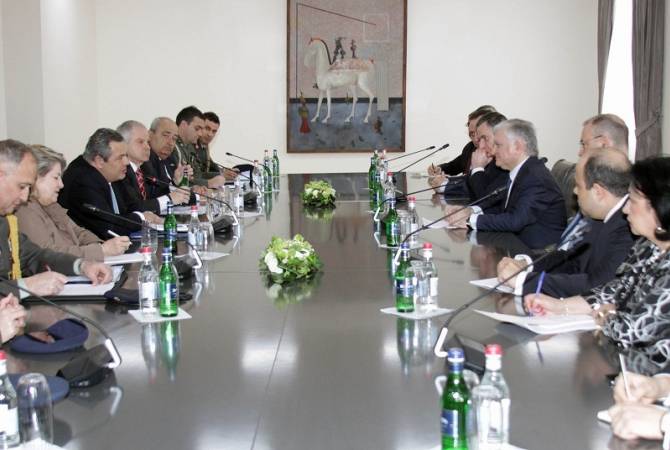 Armenian FM holds meeting with Greece’s national defense minister