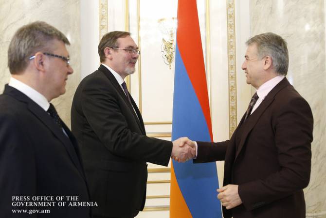 Премьер-министр Армении Карен Карапетян простился с послом РФ Иваном Волынкиным