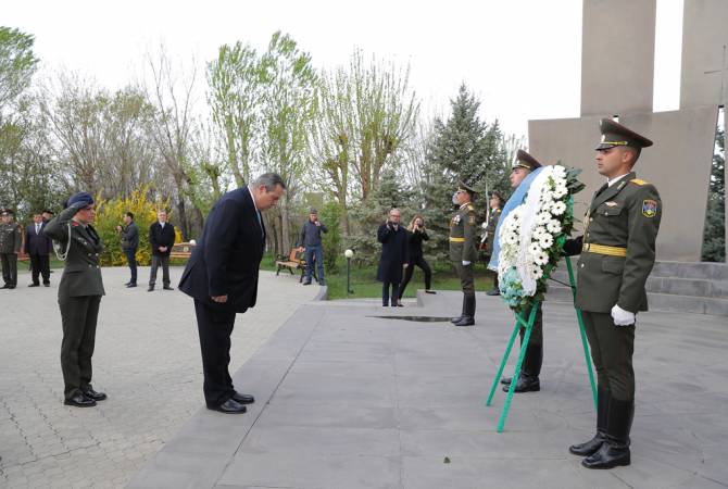 Greece’s national defense minister visits Yerablur Military Pantheon in Yerevan