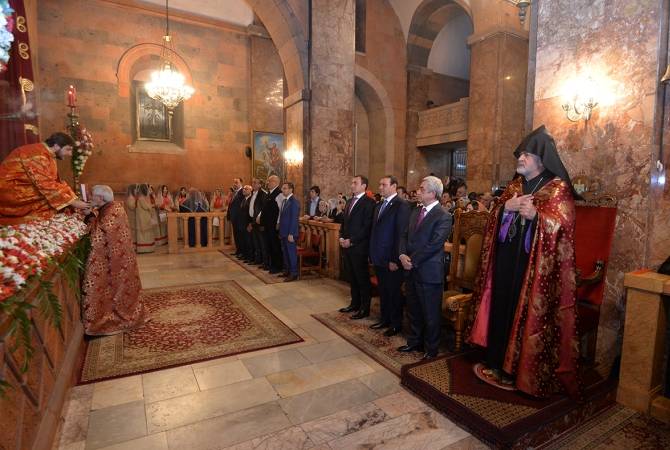 الرئيس سيرج سركيسيان يحضر قداس «إشعال النور» قيل يوم من عيد الفصح المجيد بكنيسة القديس 
سركيس في العاصمة يريفان -صور-
