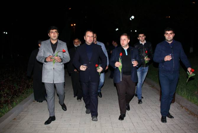 Երիտասարդներն ազգ-բանակի զինվորներն են. Նախարար Սարգսյանը մասնակցեց 
քառօրյայի հերոսների հիշատակի մոմավառությանը