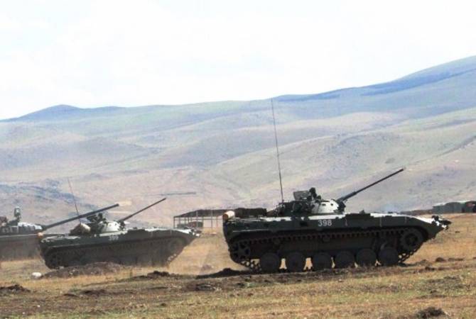 أكثر من ألف جندي من وحدات القاعدة العسكرية الروسية في أرمينيا يشتركون بالتدريبات في منشأة 
ألانيآز العسكري الجبلي 