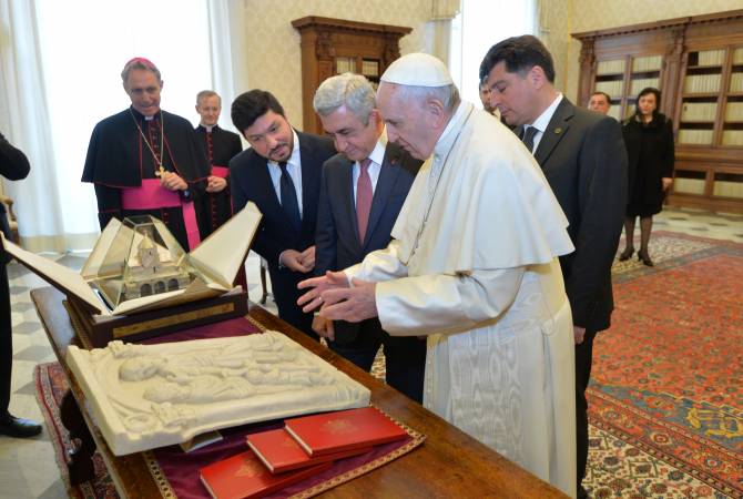 Pope Francis gives marble sculpture symbolizing peace as gift to Armenian President in Vatican  