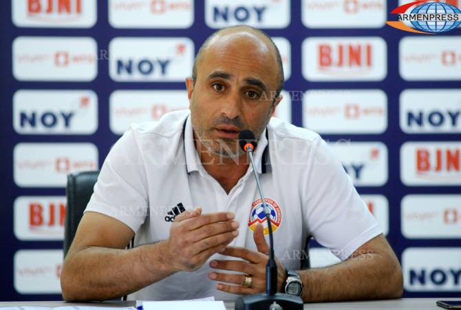 Тренер сборной Армении по футболу подал в отставку