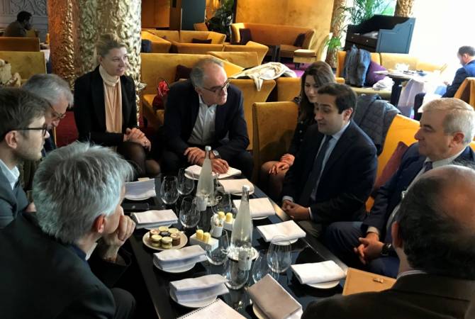 رئيس برلمان آرتساخ  آشوت غوليان يعقد مقابلة صحفية مع وسائل الإعلام الفرنسية على هامش زيارة 
العمل إلى باريس
