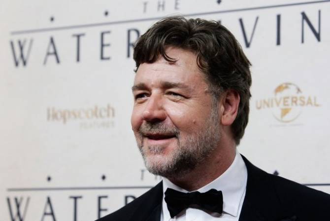 Russell Crowe holds 'divorce auction' in Sydney 