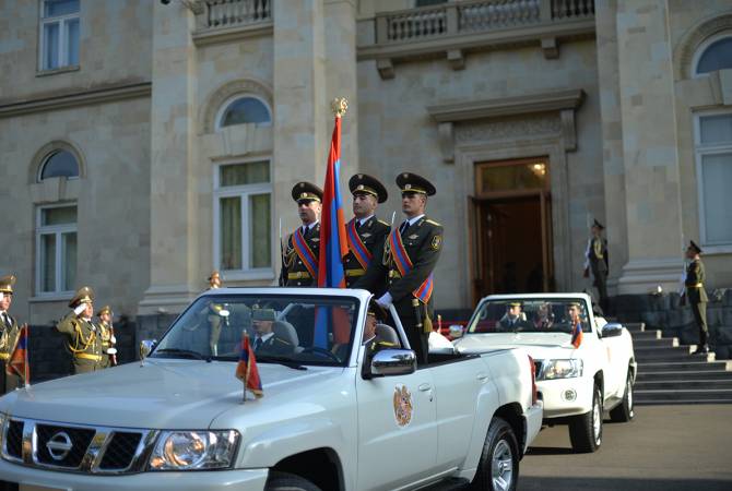 Из резиденции президента Армении государственные и духовные символы перемещены в 
место проведения церемонии инаугурации президента Армении