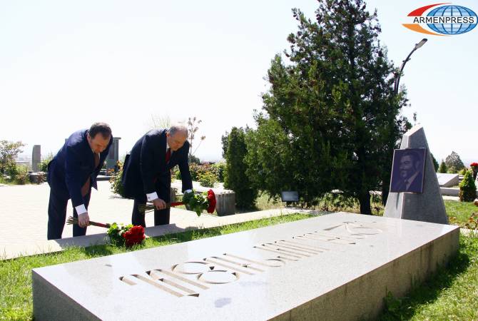  Արմեն Սարգսյանը նախագահի պաշտոնն ստանձնելուց հետո այցելել է Եռաբլուր